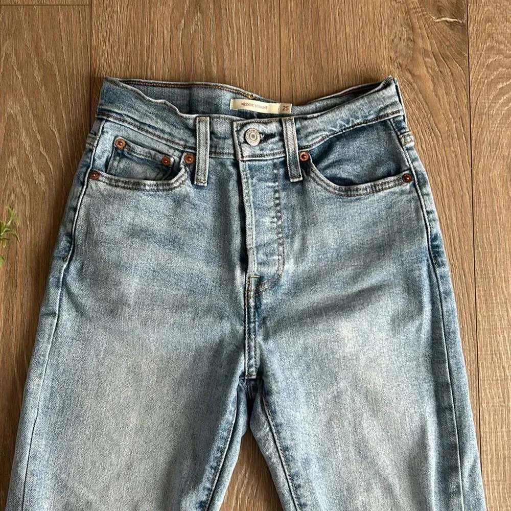 LEVIS WEDGIE STRAIGHT DISTRESSED KNEES HIGH RISE SIZE 25